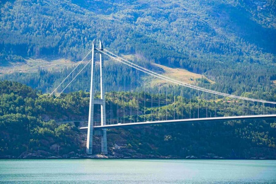 Guided tour: Hardangerfjord, Waterfalls and Ferry crossing - The return to Bergen and the day’s pace