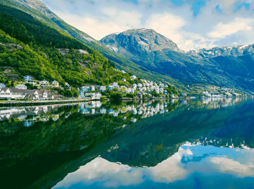 Guided tour: Hardangerfjord, Waterfalls and Ferry crossing - From Bergen to the first fjord view