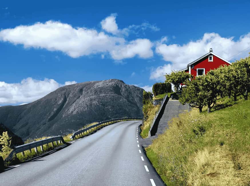 Guided tour: Hardangerfjord, Waterfalls and Ferry crossing - Norheimsund gives you time to eat