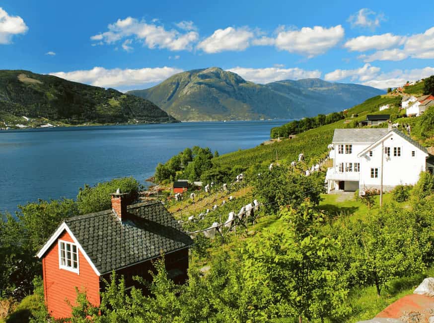 Guided tour: Hardangerfjord, Waterfalls and Ferry crossing - Utne and the 300-year-old hotel