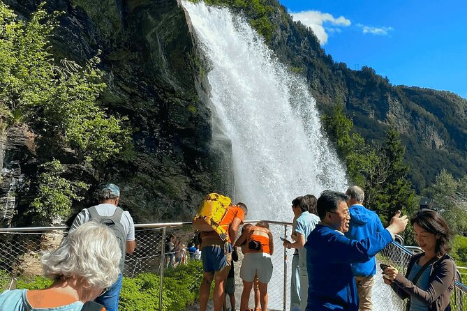 Guided tour to Hardangerfjord with Waterfalls and Ferry Crossing - Herand adds a quiet harbor pause