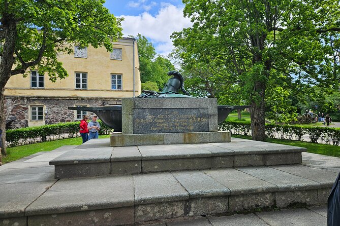 Helsinki & Suomenlinna: City Highlights Tour with Ferry Ride - Uspenski Cathedral, Helsinki’s Orthodox landmark