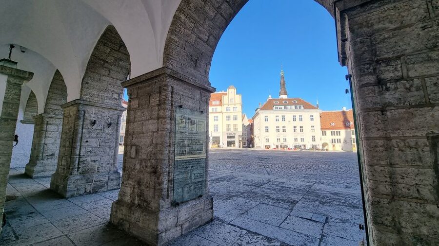 Helsinki: Tallinn Guided Day Tour with Ferry Crossing - Why a Helsinki day trip to Tallinn works