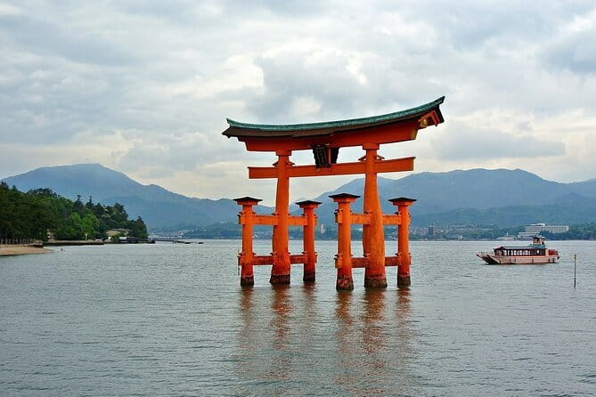 Hiroshima and Miyajima Day Trip with Itsukushima Shrine & Ferry - Three hours around Itsukushima Shrine and Miyajima