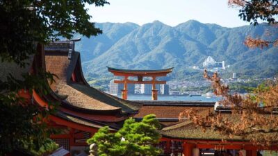 Hiroshima to Miyajima: Private Custom Tour with Ferry Ride