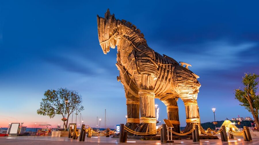 Istanbul: Troy Guided Bus Tour with Ferry Tickets & Lunch - Lunch in Eceabat before the ferry
