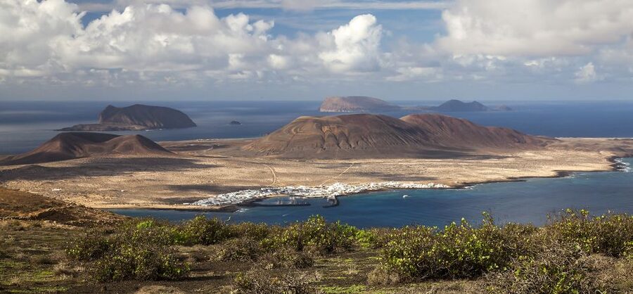 Lanzarote: Return Ferry to La Graciosa with Bus Pickup - Who Should Book This Experience?