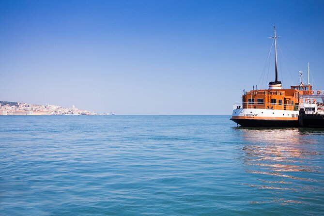 Lisbon Hidden Gems Walk: Traditions, Lunch and Ferry ride - Crossing the Tagus to Cacilhas