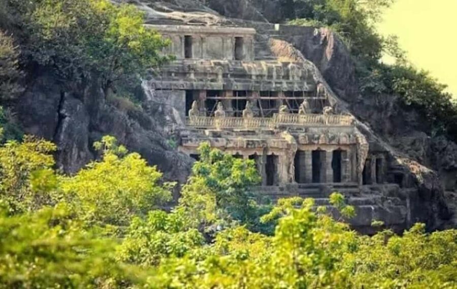 Mumbai: Elephanta Caves Guided Tour with Ferry & Lunch - Arriving at Elephanta Island by toy train
