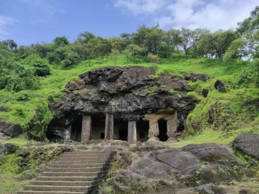 Mumbai: Elephanta Caves Guided Tour with Ferry & Lunch - Entering the Great Cave and meeting Trimurti Sadashiva
