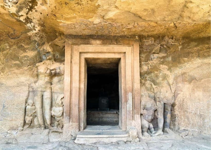 Mumbai: Elephanta Caves Private Tour with Ferry Ride - The toy train along Elephanta’s pier