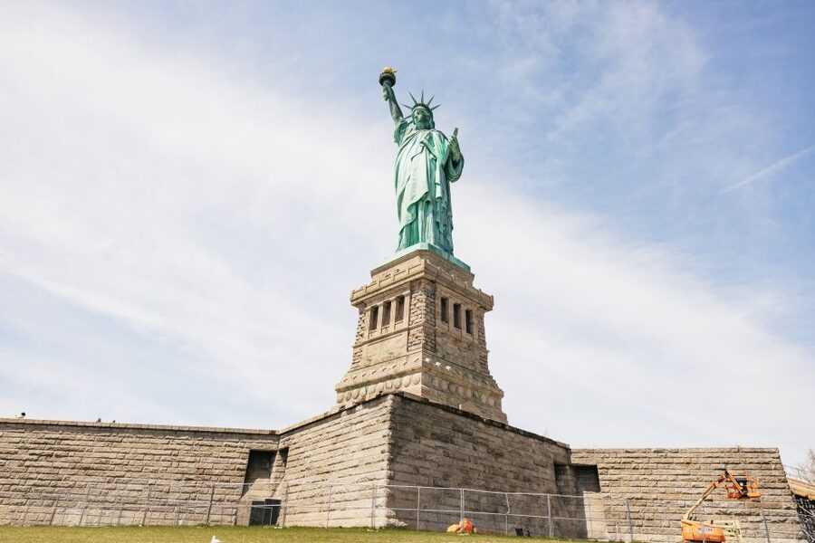 NYC: Wall Street Tour with 9/11 Memorial and Statue Ferry - Charging Bull and the Alexander Hamilton U.S. Custom House