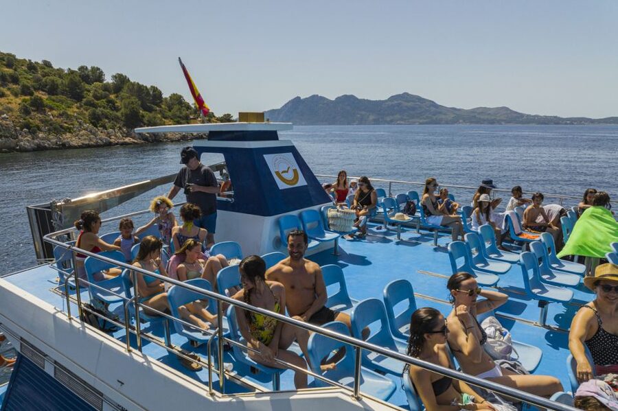 Puerto Pollença: Ferry to Formentor Beach - Food, loungers, and what to pack