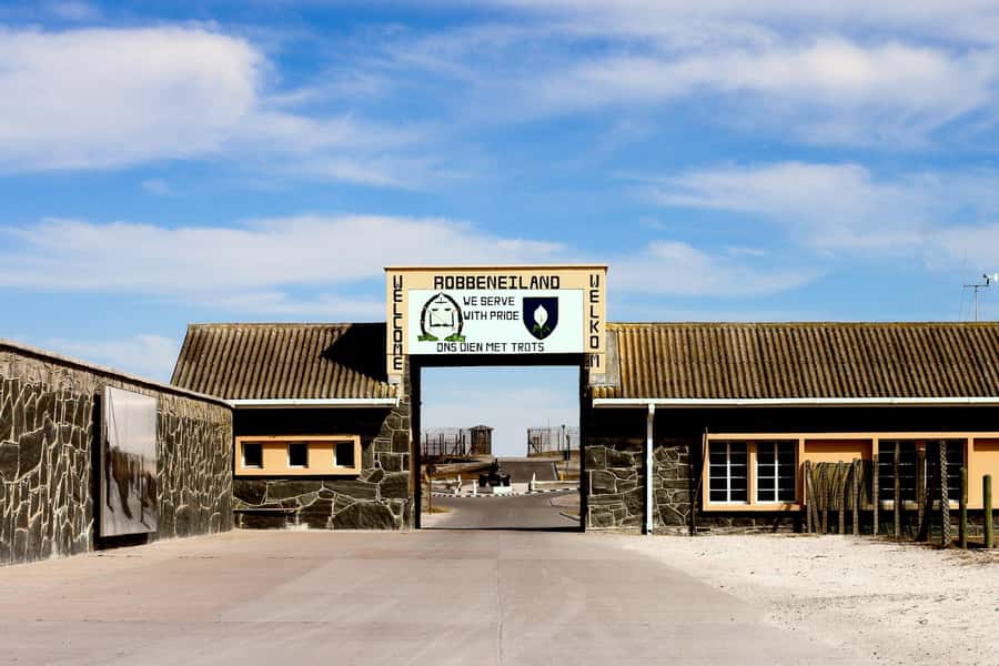 ROBBEN ISLAND MUSEUM TOUR, WITH OPTIONAL LAST MINUTE TICKETS - Dividing into bus groups on the island