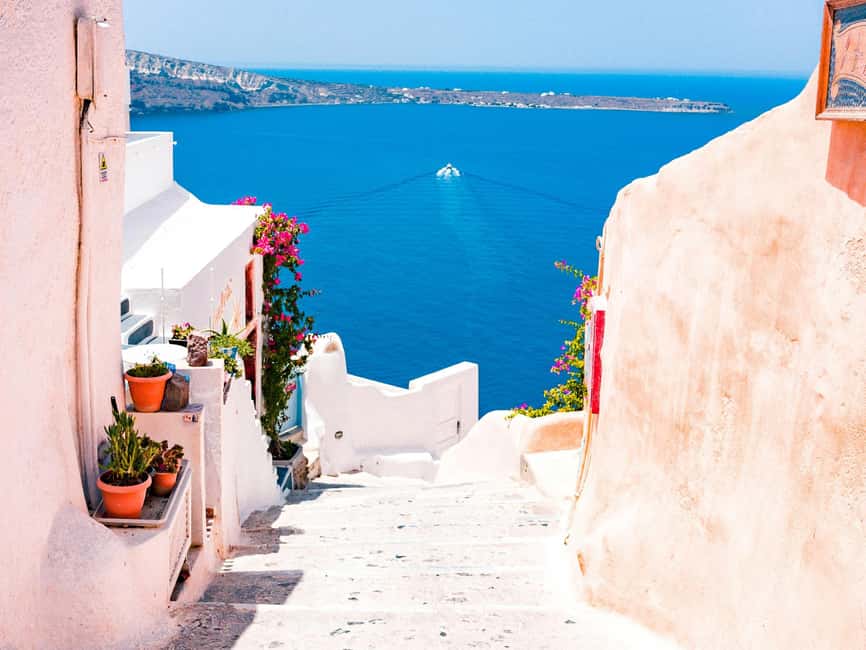 Santorini Guided Day Trip From Crete with Ferry Tickets - Arriving in Santorini and finding your bus