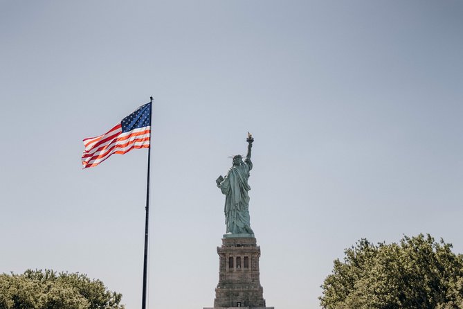 Statue of Liberty and Ellis Island Guided Tour with Ferry - Guides, group size, and the human element